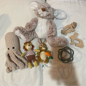 Neutral Baby plush toy and teether set
